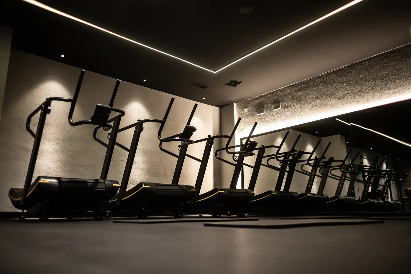 La fila de máquinas de cardio del club HY5 alineadas contra la pared.