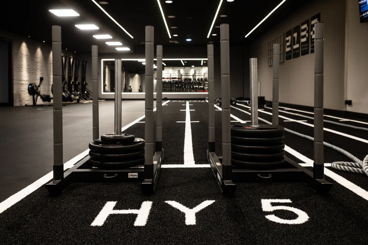 La pista de entrenamiento del club HY5 con HY5 pintado en el suelo y dos trineos cargados de discos.